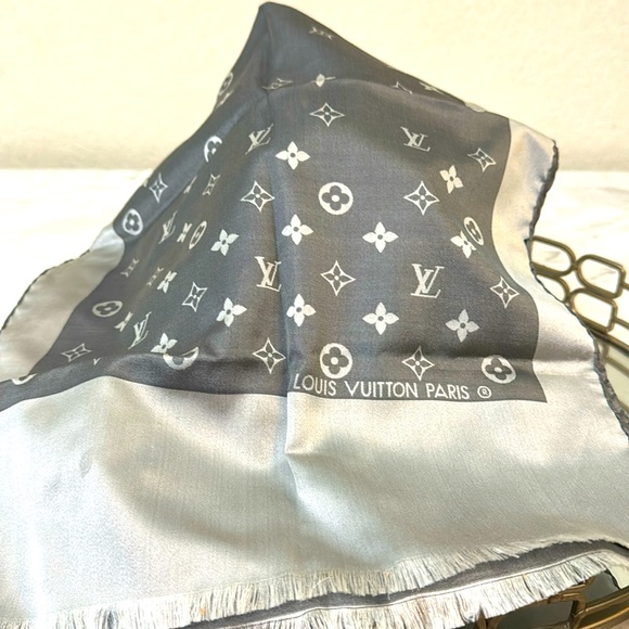 Authentic Louis Vuitton 💯 silk scarf - Picture 1 of 10